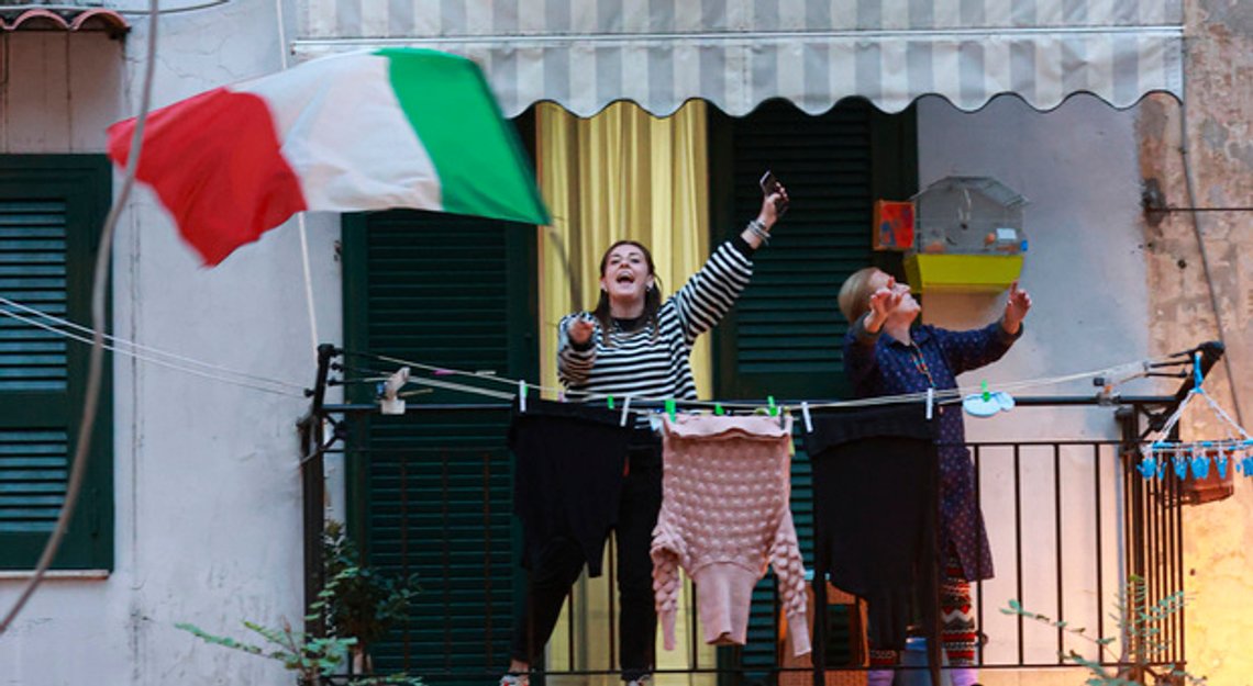 Italienerne møter koronaen og karantenen med sang fra sine balkonger. Her fra en av Napolis gater. Lenge leve den italienske livsgnisten! Foto: Twitter Italienerne møter koronaen og karantenen med sang fra sine balkonger. Her fra en av Napolis gater. Lenge leve den italienske livsgnisten! Foto: Twitter