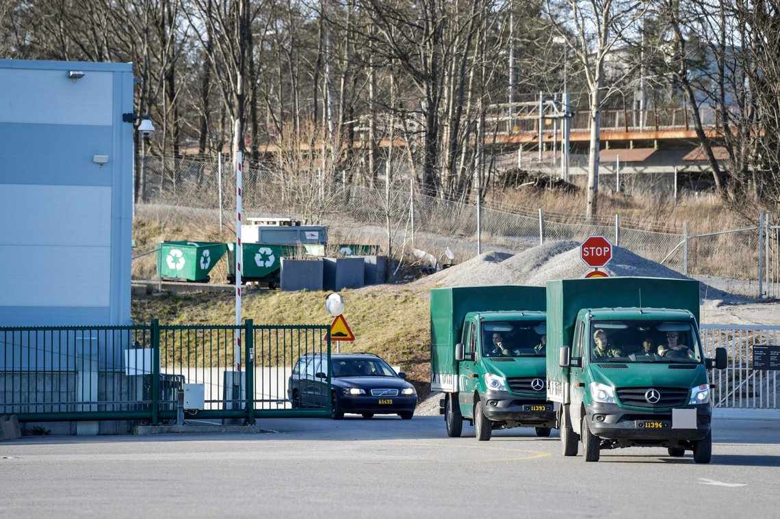 STOCKHOLM 20200322
Arméns lastbilar anländer till området vid Stockholmsmässan i Älvsjö i södra Stockholm, där ett fältsjukhus ska uppföras. Bygget genomförs av Region Stockholm i samarbete med Försvarsmakten för att möta ökat behov av vårdplatser i samband med att fler smittas av coronaviruset.
Foto: Jessica Gow/TT NYHETSBYRÅN / NTB scanpix STOCKHOLM 20200322
Arméns lastbilar anländer till området vid Stockholmsmässan i Älvsjö i södra Stockholm, där ett fältsjukhus ska uppföras. Bygget genomförs av Region Stockholm i samarbete med Försvarsmakten för att möta ökat behov av vårdplatser i samband med att fler smittas av coronaviruset.
Foto: Jessica Gow/TT NYHETSBYRÅN / NTB scanpix