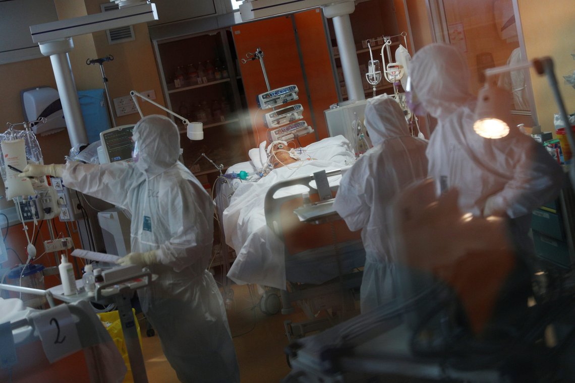 Medical workers in protective suits treat a patient suffering with coronavirus disease (COVID-19) in an intensive care unit at the Casalpalocco hospital, a hospital in Rome that has been dedicated to treating cases of the disease, Italy, March 24, 2020. REUTERS/Guglielmo Mangiapane Medical workers in protective suits treat a patient suffering with coronavirus disease (COVID-19) in an intensive care unit at the Casalpalocco hospital, a hospital in Rome that has been dedicated to treating cases of the disease, Italy, March 24, 2020. REUTERS/Guglielmo Mangiapane