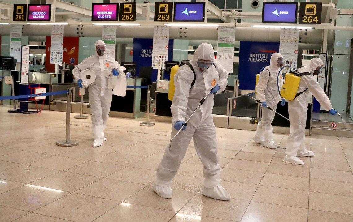 Medlemmer fra Military Emergency Unit (UME) desinfiserer flyplassen i Barcelona. Foto: Nacho Doce / Reuters / NTB Medlemmer fra Military Emergency Unit (UME) desinfiserer flyplassen i Barcelona. Foto: Nacho Doce / Reuters / NTB