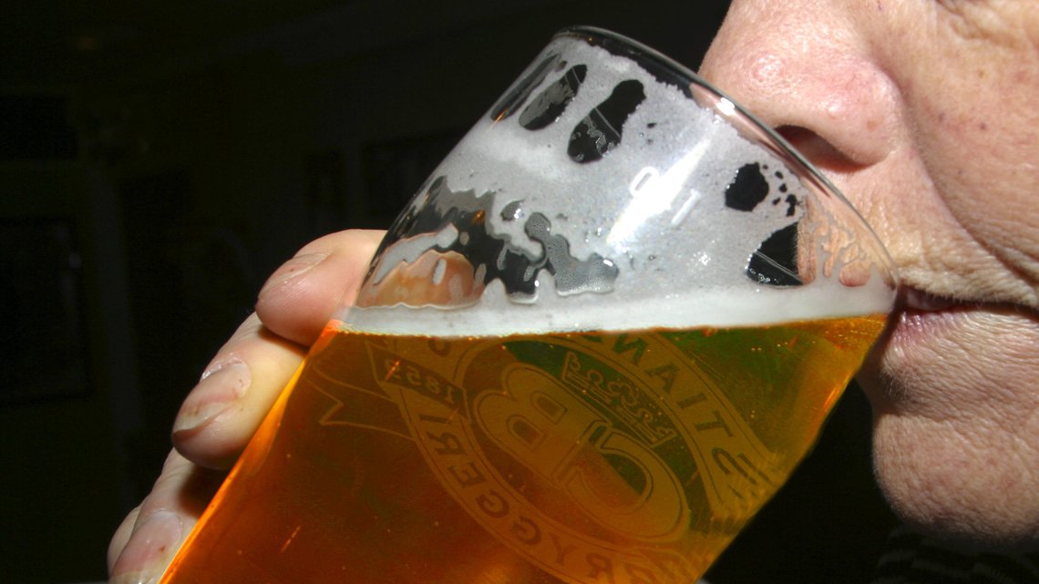 Å ta seg en halvliter pils. Alkohol. Christiansands Bryggeri CB. Alkoholpolitikk. Drikkekultur. Skum. Ølglass. Alkoholisme. Alkoholiker på bar. Skjenkebevilgning. Skjenkeringen. Usunn livsstil. Usunt. Drikke.
FOTO: SCANPIX Å ta seg en halvliter pils. Alkohol. Christiansands Bryggeri CB. Alkoholpolitikk. Drikkekultur. Skum. Ølglass. Alkoholisme. Alkoholiker på bar. Skjenkebevilgning. Skjenkeringen. Usunn livsstil. Usunt. Drikke.
FOTO: SCANPIX