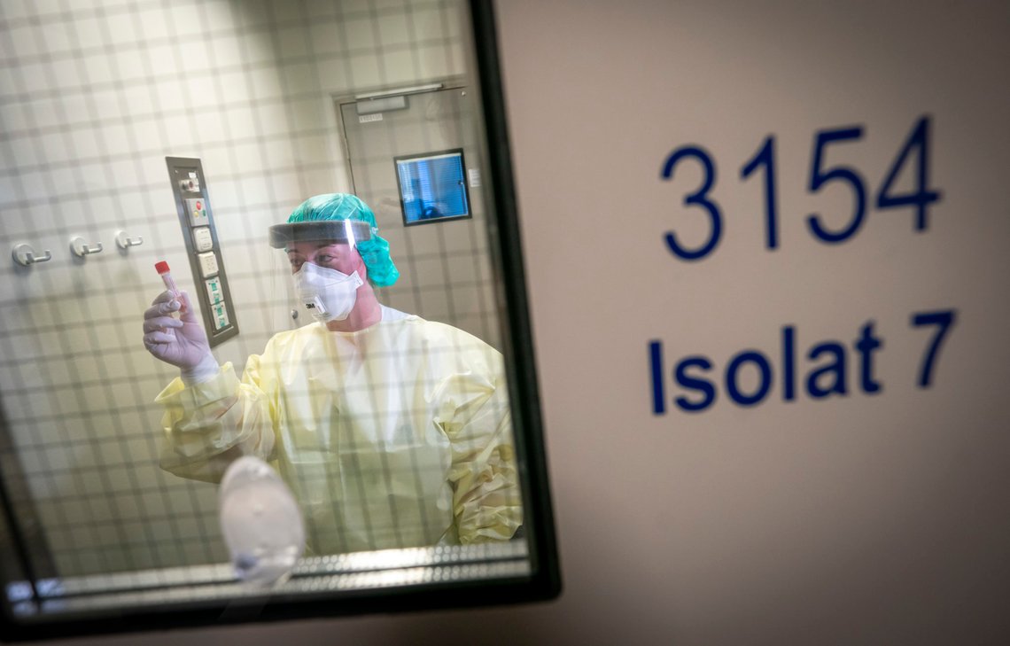 Oslo 20200226.
Fagutviklingssykepleier Marte Rygh Selmer ikledd smittevernutstyr ser på en spyttprøve på isolatposten på Ullevål sykehus. Det er hit eventuelle corona-smittede vil komme.
Foto: Heiko Junge / NTB scanpix Oslo 20200226.
Fagutviklingssykepleier Marte Rygh Selmer ikledd smittevernutstyr ser på en spyttprøve på isolatposten på Ullevål sykehus. Det er hit eventuelle corona-smittede vil komme.
Foto: Heiko Junge / NTB scanpix