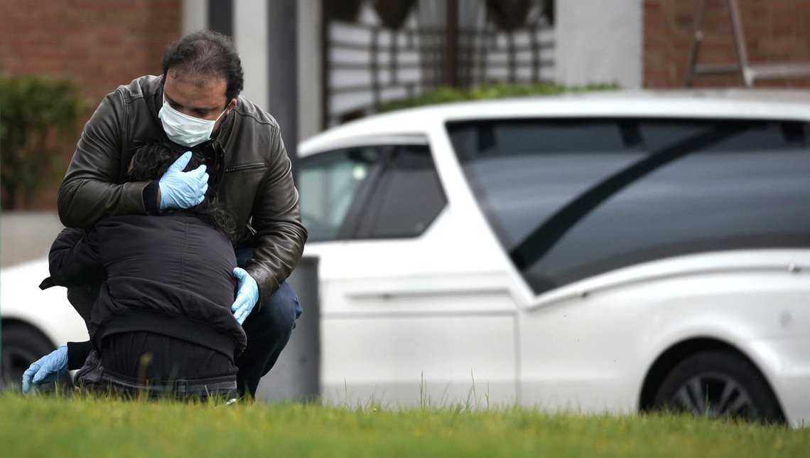 Relatives react next to a coffin of a person who died of coronavirus disease (COVID-19) at the crematorium of La Almudena cemetery during partial lockdown to combat the coronavirus disease (COVID-19) outbreak in Madrid, Spain, March 23, 2020. REUTERS/Juan Medina Relatives react next to a coffin of a person who died of coronavirus disease (COVID-19) at the crematorium of La Almudena cemetery during partial lockdown to combat the coronavirus disease (COVID-19) outbreak in Madrid, Spain, March 23, 2020. REUTERS/Juan Medina