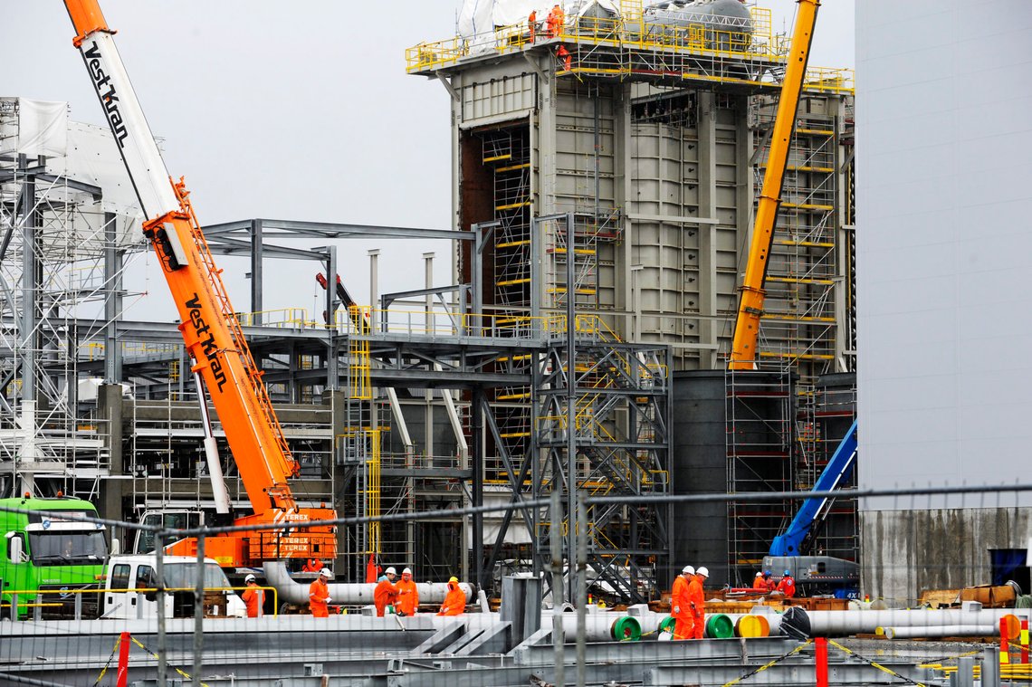 MONGSTAD 20081016:
Utbyggingen av det som skal bli et fullskala CO2-renseanlegg på Mongstad er så langt i rute, konstaterte miljøvernminister Erik Solheim da han besøkte anlegget torsdag.
Foto: Marit Hommedal / SCANPIX .
*** Local Caption *** MONGSTAD 20081016:
Utbyggingen av det som skal bli et fullskala CO2-renseanlegg på Mongstad er så langt i rute, konstaterte miljøvernminister Erik Solheim da han besøkte anlegget torsdag.
Foto: Marit Hommedal / SCANPIX .
*** Local Caption ***