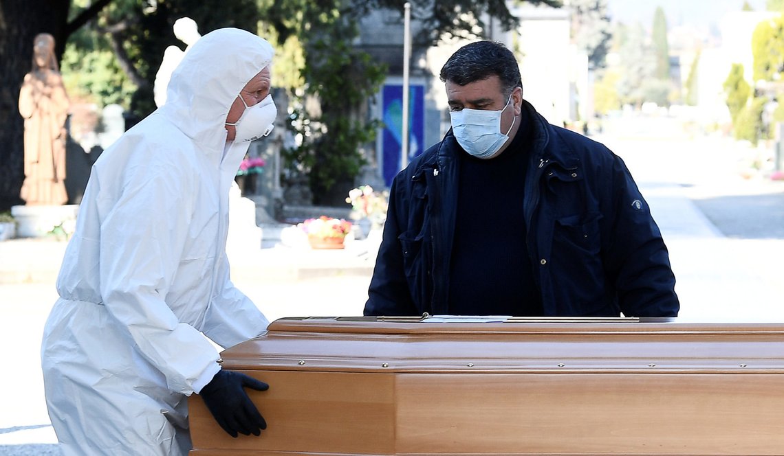 Men in protective masks transport a coffin of a person who died from coronavirus disease (COVID-19), into a cemetery in Bergamo, Italy March 16, 2020. REUTERS/Flavio Lo Scalzo Men in protective masks transport a coffin of a person who died from coronavirus disease (COVID-19), into a cemetery in Bergamo, Italy March 16, 2020. REUTERS/Flavio Lo Scalzo