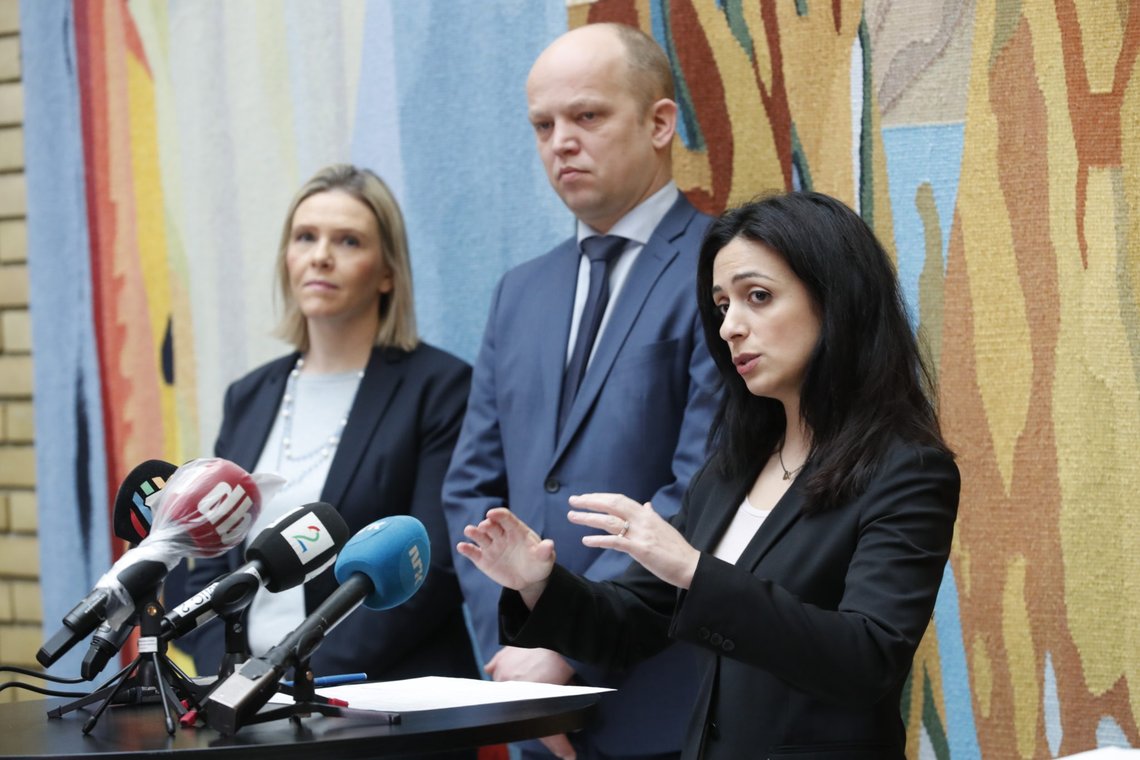 Oslo 20200316.
Sylvi Listhaug (FrP), Trygve Slagsvold Vedum (Sp) og Hadia Tajik (Ap) under pressekonferanse på Stortinget i forbindelse med regjeringens krisepakke.
Foto: Terje Bendiksby / NTB scanpix Oslo 20200316.
Sylvi Listhaug (FrP), Trygve Slagsvold Vedum (Sp) og Hadia Tajik (Ap) under pressekonferanse på Stortinget i forbindelse med regjeringens krisepakke.
Foto: Terje Bendiksby / NTB scanpix
