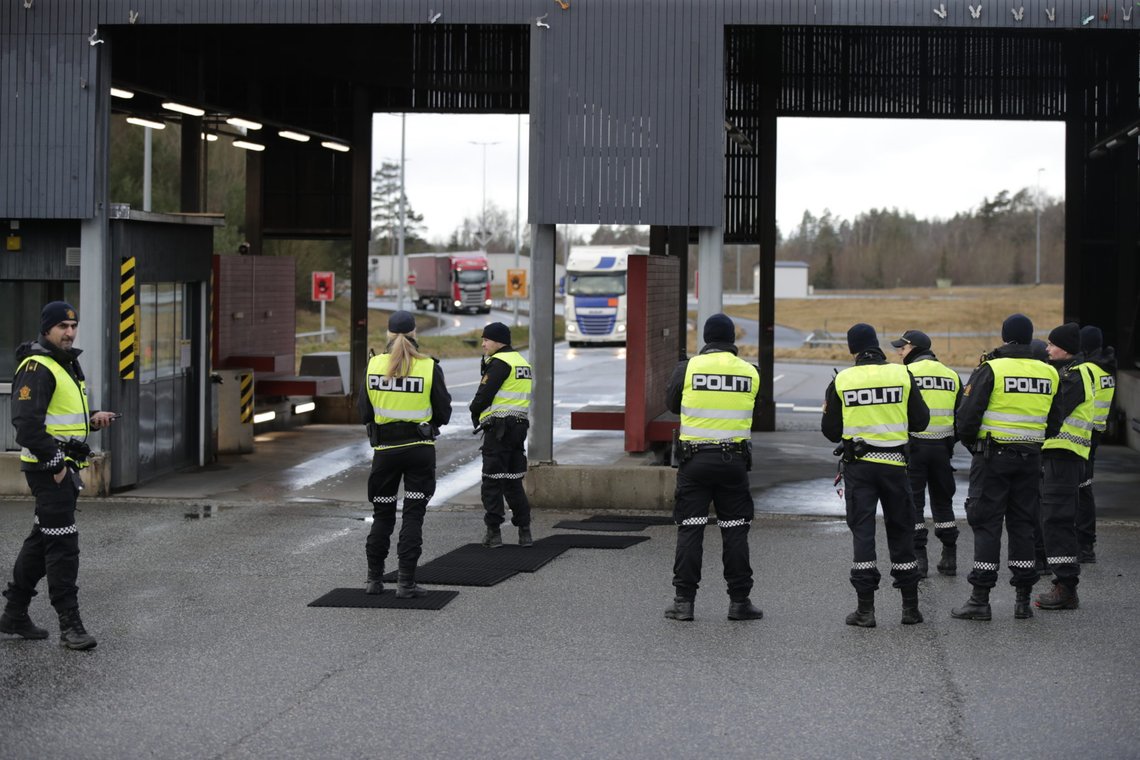 Svinesund 20200316.
Det er kontroll av alle biler ved tollstasjonen på Svinesund fra kl.0800 p.g.a Korona-viruset.
Foto: Vidar Ruud / NTB scanpix Svinesund 20200316.
Det er kontroll av alle biler ved tollstasjonen på Svinesund fra kl.0800 p.g.a Korona-viruset.
Foto: Vidar Ruud / NTB scanpix
