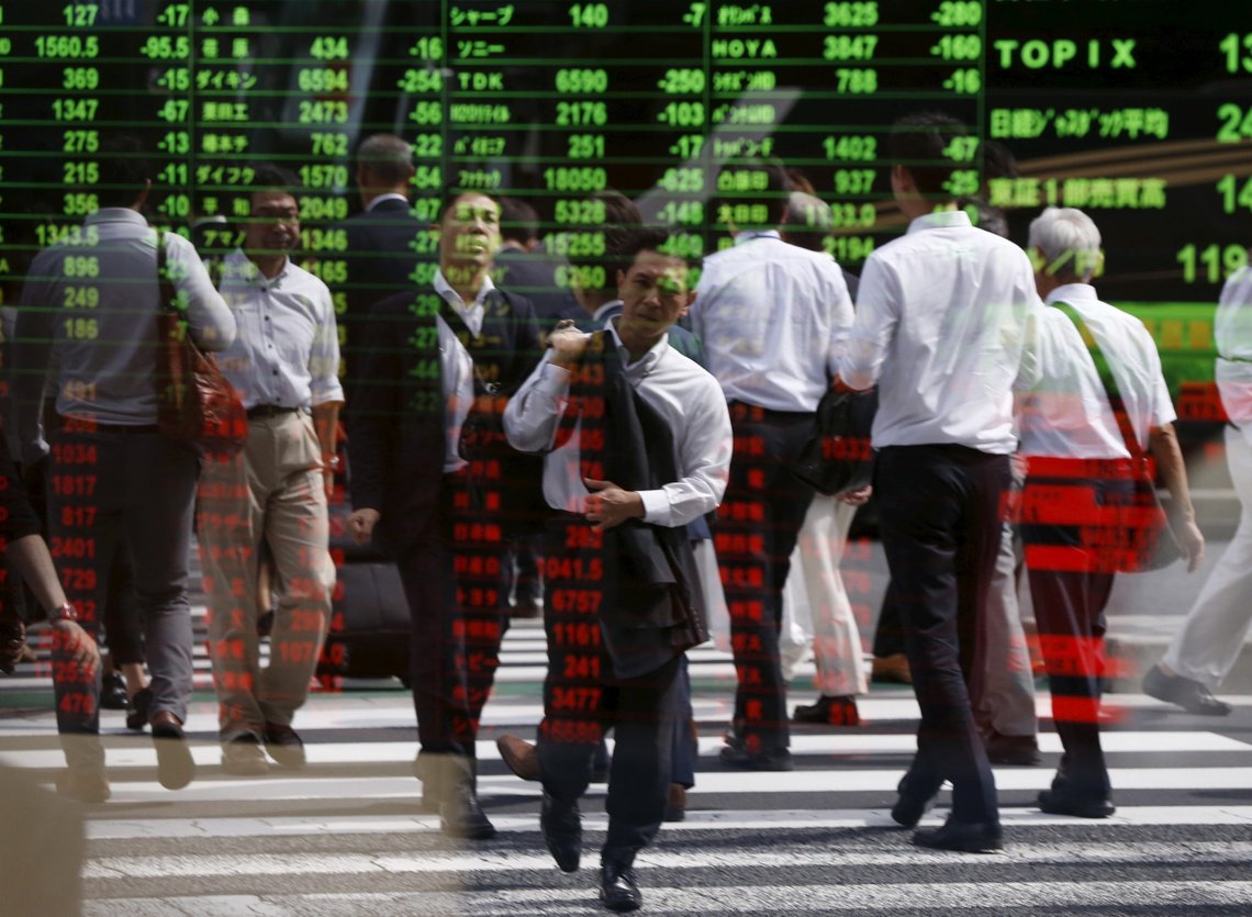 Passersby are reflected on a stock quotation board at a brokerage in Tokyo, Japan, September 29, 2015. Asian shares skidded to 3-1/2-year lows and the dollar sagged on Tuesday, pulled down by a sharp losses on Wall Street after weak Chinese data rekindled worries about its fragile economy. REUTERS/Issei Kato TPX IMAGES OF THE DAY Passersby are reflected on a stock quotation board at a brokerage in Tokyo, Japan, September 29, 2015. Asian shares skidded to 3-1/2-year lows and the dollar sagged on Tuesday, pulled down by a sharp losses on Wall Street after weak Chinese data rekindled worries about its fragile economy. REUTERS/Issei Kato TPX IMAGES OF THE DAY