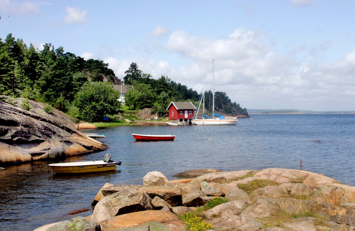 Hvaler 2006
Hytteliv om sommeren. Båter fortøyd. Seilbåt. Robåt. Ferie på hytta.
Foto: Sara Johannessen / SCANPIX Hvaler 2006
Hytteliv om sommeren. Båter fortøyd. Seilbåt. Robåt. Ferie på hytta.
Foto: Sara Johannessen / SCANPIX
