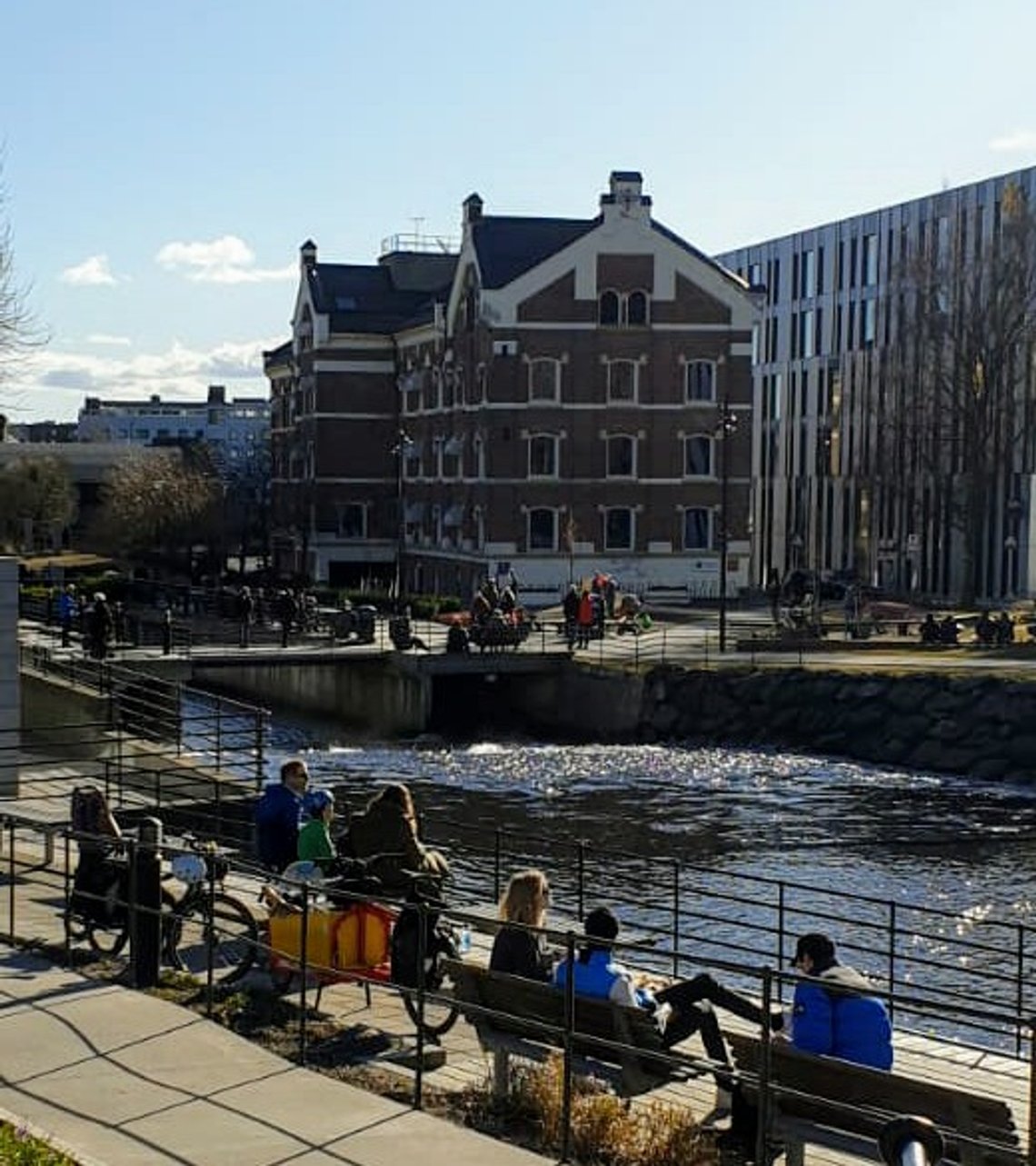 Folk koser seg i solskinnet ved Akerselva i Oslo, torsdag 19. mars. Foto: Privat Folk koser seg i solskinnet ved Akerselva i Oslo, torsdag 19. mars. Foto: Privat