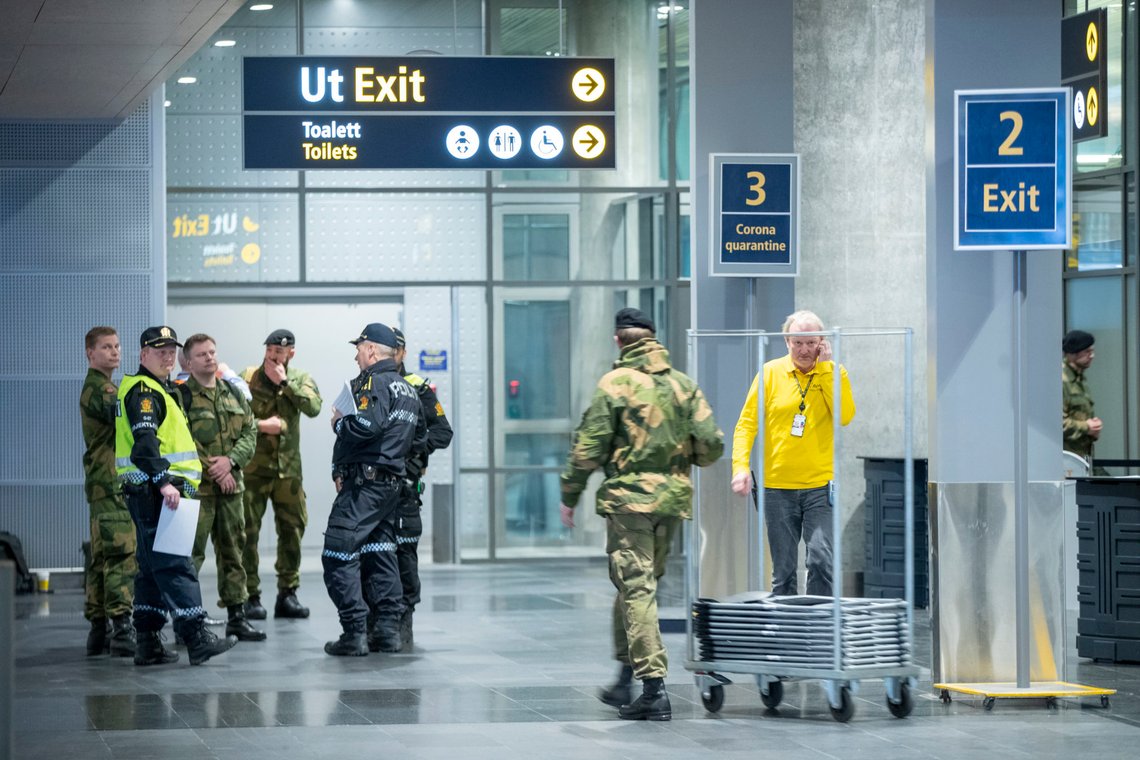 Jessheim 20200314.
Politiet og og Forsvaret på Gardermoen. De tar i mot utenlandske reisende som ankommer Norge fra land utenfor Norden. Disse vil bli satt i karatene eller sendt tilbake dit de kom fra.
Foto: Terje Pedersen / NTB scanpix Jessheim 20200314.
Politiet og og Forsvaret på Gardermoen. De tar i mot utenlandske reisende som ankommer Norge fra land utenfor Norden. Disse vil bli satt i karatene eller sendt tilbake dit de kom fra.
Foto: Terje Pedersen / NTB scanpix