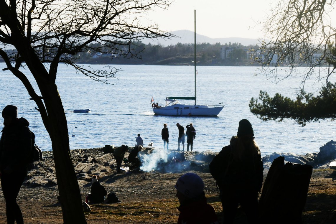 Oslo 20200321.
Mange hadde tatt turen til Paradisbukta på Bygdøy i Oslo i det fine vårværet lørdag. Det er ikke like lett å holde den anbefalte avstanden til andre av hensyn til korona smitte. Faren med mange mennesker som strømmer til de mest populære utfartsstedene som Bygdøy. Det sikreste er nok å nyte vårsola i en seilbåt.
Foto: Erik Johansen / NTB scanpix Oslo 20200321.
Mange hadde tatt turen til Paradisbukta på Bygdøy i Oslo i det fine vårværet lørdag. Det er ikke like lett å holde den anbefalte avstanden til andre av hensyn til korona smitte. Faren med mange mennesker som strømmer til de mest populære utfartsstedene som Bygdøy. Det sikreste er nok å nyte vårsola i en seilbåt.
Foto: Erik Johansen / NTB scanpix