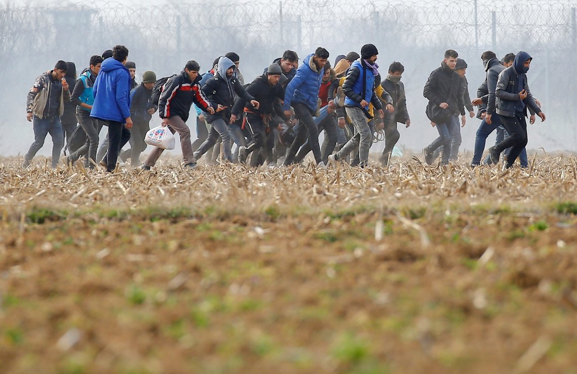 Migrants carry an injured man near the Turkey's Pazarkule border crossing with Greece's Kastanies, near Edirne, Turkey March 4, 2020. REUTERS/Huseyin Aldemir Migrants carry an injured man near the Turkey's Pazarkule border crossing with Greece's Kastanies, near Edirne, Turkey March 4, 2020. REUTERS/Huseyin Aldemir