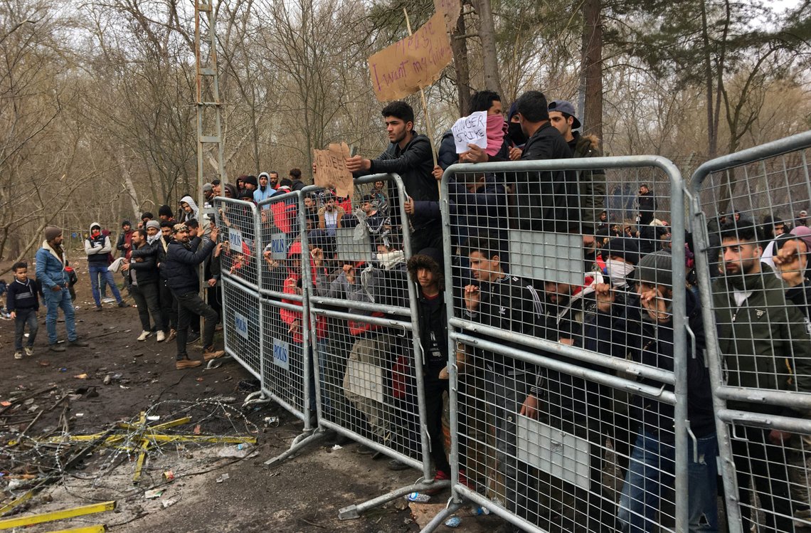 Migrants wait on the no man's land between Turkey and Greece, at Turkey's Pazarkule border crossing with Greece's Kastanies, near Edirne, Turkey, March 5, 2020. REUTERS/Huseyin Aldemir Migrants wait on the no man's land between Turkey and Greece, at Turkey's Pazarkule border crossing with Greece's Kastanies, near Edirne, Turkey, March 5, 2020. REUTERS/Huseyin Aldemir