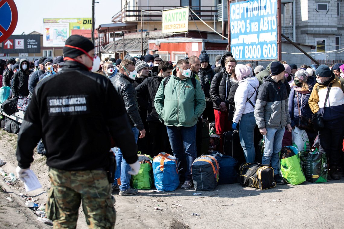People queue to cross to Ukraine following planned border closing during the outbreak of coronavirus disease (COVID-19) at the border crossing in Dorohusk, Poland, March 27, 2020. Jakub Orzechowski/Agencja Gazeta via REUTERS ATTENTION EDITORS - THIS IMAGE WAS PROVIDED BY A THIRD PARTY. POLAND OUT. NO COMMERCIAL OR EDITORIAL SALES IN POLAND. People queue to cross to Ukraine following planned border closing during the outbreak of coronavirus disease (COVID-19) at the border crossing in Dorohusk, Poland, March 27, 2020. Jakub Orzechowski/Agencja Gazeta via REUTERS ATTENTION EDITORS - THIS IMAGE WAS PROVIDED BY A THIRD PARTY. POLAND OUT. NO COMMERCIAL OR EDITORIAL SALES IN POLAND.