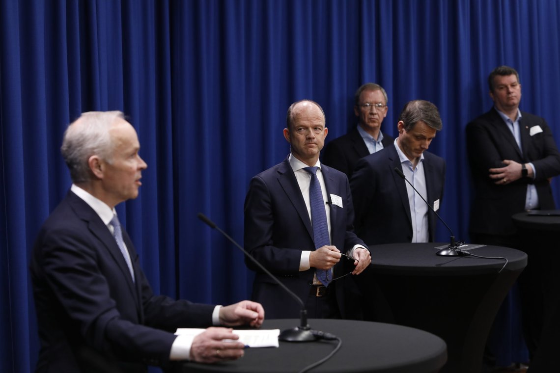 Oslo 20200327.
Finansminister Jan Tore Sanner (H), næringsminister Iselin Nybø (V),
landbruks- og matminister Olaug Vervik Bollestad (KrF), administrerende direktør i NHO, Ole Erik Almlid, administrerende direktør i Virke, Ivar Horneland Kristensen, administrerende direktør i Finans Norge, Idar Kreutzer og
leder i LO, Hans-Christian Gabrielsen deltar på pressekonferanse om kompensasjonsordning til bedrifter.
Foto: Ole Berg-Rusten / NTB scanpix Oslo 20200327.
Finansminister Jan Tore Sanner (H), næringsminister Iselin Nybø (V),
landbruks- og matminister Olaug Vervik Bollestad (KrF), administrerende direktør i NHO, Ole Erik Almlid, administrerende direktør i Virke, Ivar Horneland Kristensen, administrerende direktør i Finans Norge, Idar Kreutzer og
leder i LO, Hans-Christian Gabrielsen deltar på pressekonferanse om kompensasjonsordning til bedrifter.
Foto: Ole Berg-Rusten / NTB scanpix