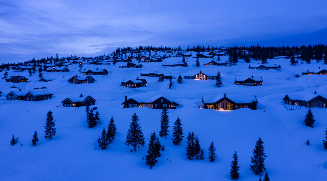 Sjusjøen 20200314.
Det virket å være lite folk på hyttene i denne dalsiden ved Sjusjøen lørdag kveld.
Foto: Geir Olsen / NTB scanpix Sjusjøen 20200314.
Det virket å være lite folk på hyttene i denne dalsiden ved Sjusjøen lørdag kveld.
Foto: Geir Olsen / NTB scanpix