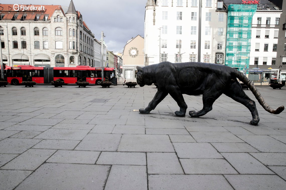 Oslo 20200323.
Tigeren på Jernbanetorget i Oslo står ganske alene mandag morgen. Normalt er plassen fullt av mennesker med nå under korona-pandemie er det få mennesker som reiser til og fra jobb.
Foto: Vidar Ruud / NTB scanpix Oslo 20200323.
Tigeren på Jernbanetorget i Oslo står ganske alene mandag morgen. Normalt er plassen fullt av mennesker med nå under korona-pandemie er det få mennesker som reiser til og fra jobb.
Foto: Vidar Ruud / NTB scanpix