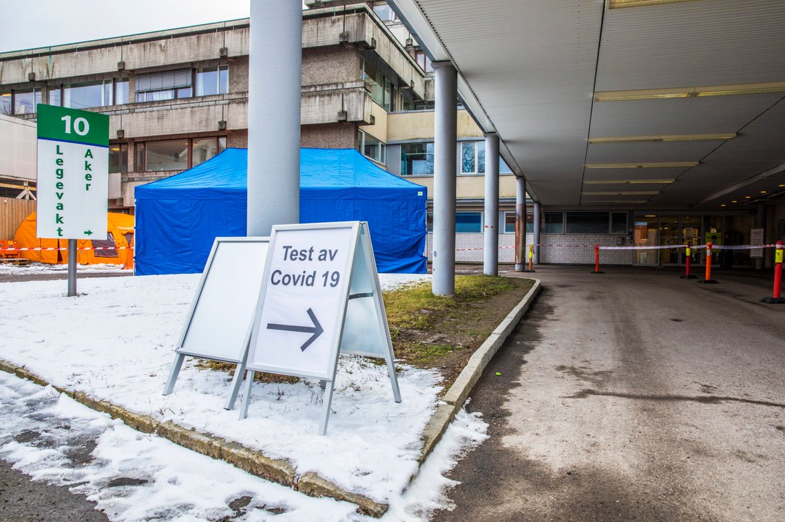 Oslo 20200306.
Aker legevakt har satt opp en prøvetakingsstasjon der personer som mistenker at de er smittet av koronaviruset Covid 19, kan komme med bil. For å bli testet i teltet må man på forhånd ha avtalt tid med legevakten. Nasjonale retningslinjer for hvem som skal testes, skal følges også her. Korona, testing av Covid 19, Corona, Coronavirus.
Foto: Ole Berg-Rusten / NTB scanpix Oslo 20200306.
Aker legevakt har satt opp en prøvetakingsstasjon der personer som mistenker at de er smittet av koronaviruset Covid 19, kan komme med bil. For å bli testet i teltet må man på forhånd ha avtalt tid med legevakten. Nasjonale retningslinjer for hvem som skal testes, skal følges også her. Korona, testing av Covid 19, Corona, Coronavirus.
Foto: Ole Berg-Rusten / NTB scanpix