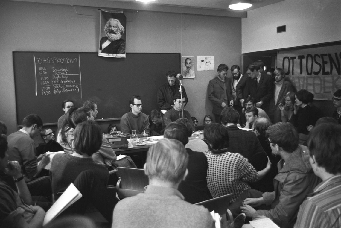 Oslo 1. februar 1969.
Filosofistudentene på Blindern i Oslo i fullt opprør.
"Kamerat Marx er naturlig med i bildet av salen som er fyllt til trengsel under ukens debatter om "universitet, studenter, samfunn", emner som fortrengte den vanlige undervisningen på instituttet."
Foto:Ivar Aaserud / Aktuell / SCANPIX Oslo 1. februar 1969.
Filosofistudentene på Blindern i Oslo i fullt opprør.
"Kamerat Marx er naturlig med i bildet av salen som er fyllt til trengsel under ukens debatter om "universitet, studenter, samfunn", emner som fortrengte den vanlige undervisningen på instituttet."
Foto:Ivar Aaserud / Aktuell / SCANPIX