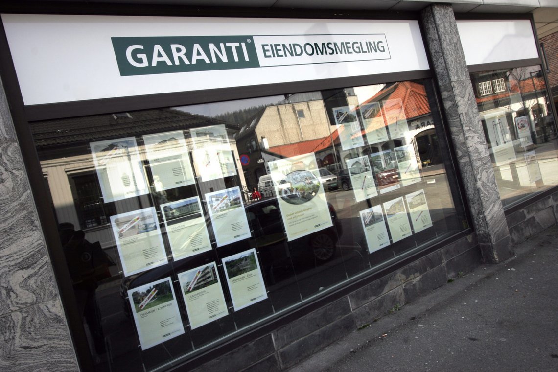 OSLO 20080430 Eksteriør av Garanti Eiendomsmegling, med mange plakater av hus til salgs i vinduene. Boligmarked, visning, eiendomsmegler, megler, boligsalg, boligannonser.
Foto: Jarl Fr. Erichsen / SCANPIX OSLO 20080430 Eksteriør av Garanti Eiendomsmegling, med mange plakater av hus til salgs i vinduene. Boligmarked, visning, eiendomsmegler, megler, boligsalg, boligannonser.
Foto: Jarl Fr. Erichsen / SCANPIX