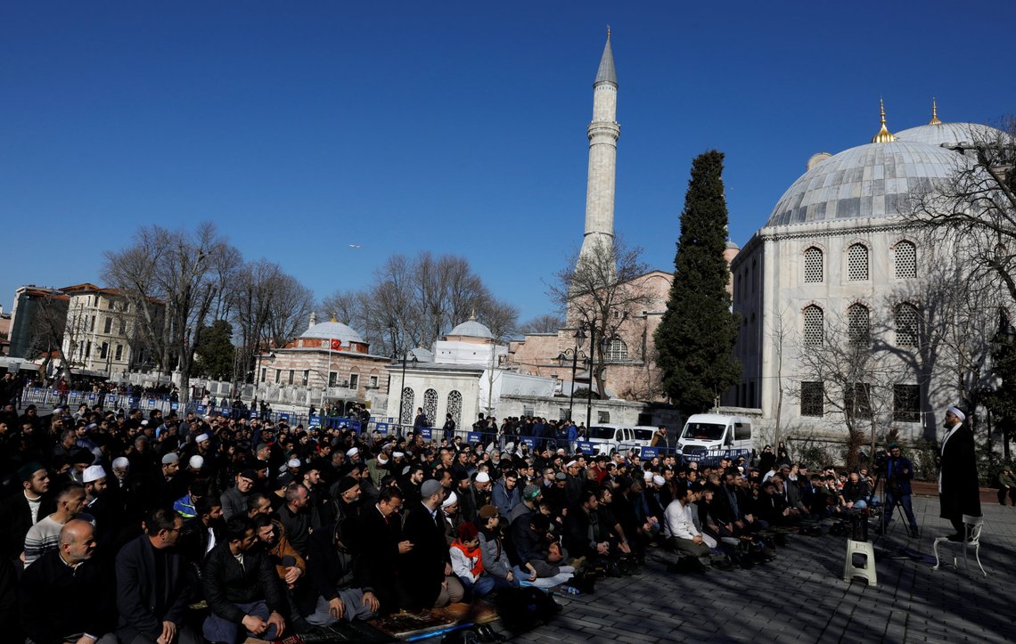 A group of Islamist protesters demanding the Byzantine-era monument of Hagia Sophia or Ayasofya, which is currently a museum, be converted into a mosque, held their friday prayers in front of the museum in Istanbul, Turkey, February 1, 2019. REUTERS/Umit Bektas A group of Islamist protesters demanding the Byzantine-era monument of Hagia Sophia or Ayasofya, which is currently a museum, be converted into a mosque, held their friday prayers in front of the museum in Istanbul, Turkey, February 1, 2019. REUTERS/Umit Bektas