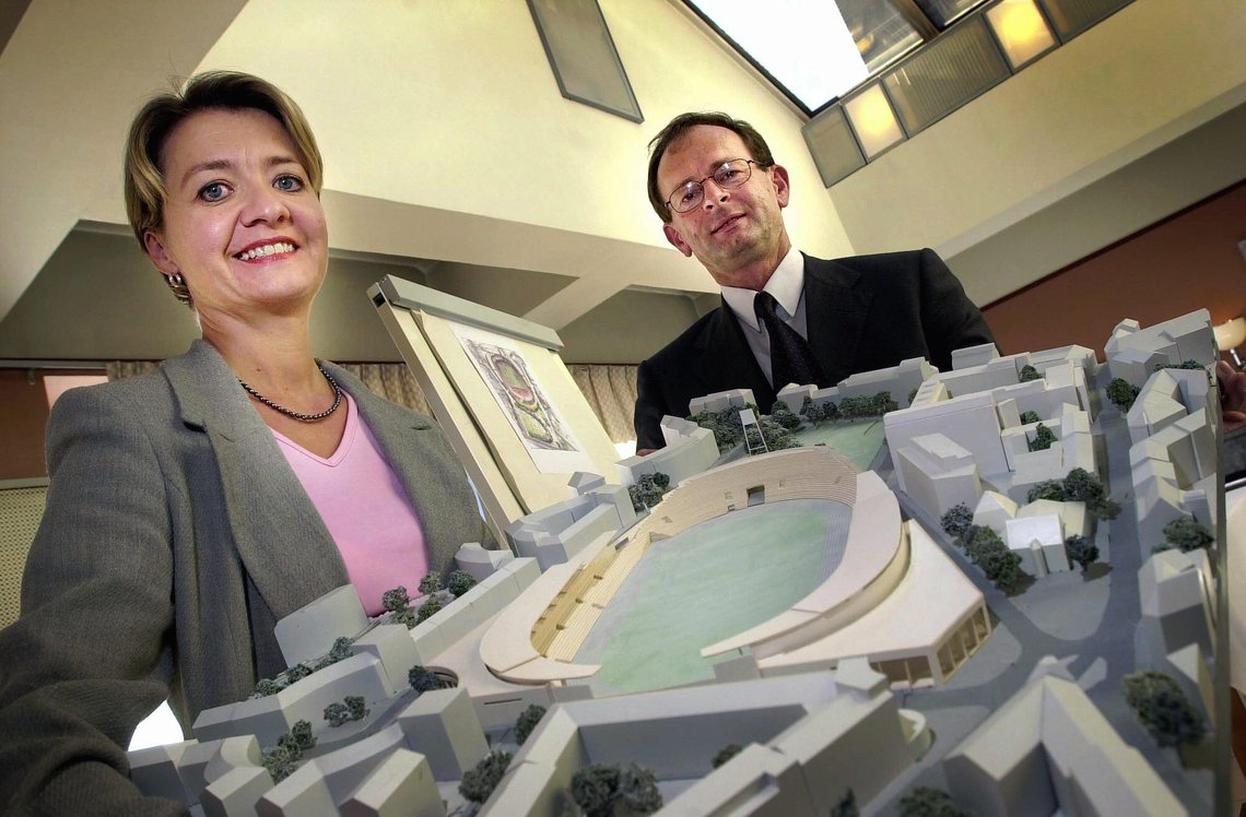 Oslo 20020911
Oslo kommune legger frem sitt endelige forslag til nye Bislett stadion. Byråd Hilde Barstad og byrådsleder Erling Lae viser frem modellen av det nye stadionanlegget som er kostnadsberegnet til 604 millioner kr.
Foto: Tor Richardsen / SCANPIX Oslo 20020911
Oslo kommune legger frem sitt endelige forslag til nye Bislett stadion. Byråd Hilde Barstad og byrådsleder Erling Lae viser frem modellen av det nye stadionanlegget som er kostnadsberegnet til 604 millioner kr.
Foto: Tor Richardsen / SCANPIX