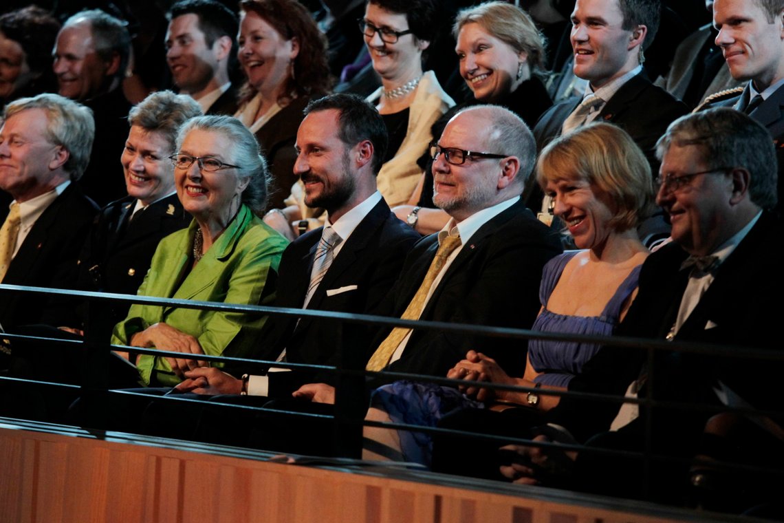 Oslo 20120106.
Kilden teater- og konserthus åpner i Kristiansand fredag kveld. Tilstede under åpningsforestillingen er kronprins Haakon flankert av fylkesmann Ann-Kristin Olsen og teatersjef Bentein Baardsen, kulturminister Anniken Huitfeldt og ordfører i Kristiansand Arvid Grundekjøn.
Foto: Tor Erik Schrøder / Scanpix Oslo 20120106.
Kilden teater- og konserthus åpner i Kristiansand fredag kveld. Tilstede under åpningsforestillingen er kronprins Haakon flankert av fylkesmann Ann-Kristin Olsen og teatersjef Bentein Baardsen, kulturminister Anniken Huitfeldt og ordfører i Kristiansand Arvid Grundekjøn.
Foto: Tor Erik Schrøder / Scanpix
