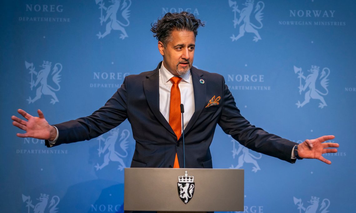 Oslo 20200417.
Kulturminister Abid Raja orienterer pressen om håndteringen av koronasituasjonen. Raja kunngjør blant annet at musikkorps skal få spille 17. mai så sant de holder to meters avstand
Foto: Heiko Junge / NTB scanpix Oslo 20200417.
Kulturminister Abid Raja orienterer pressen om håndteringen av koronasituasjonen. Raja kunngjør blant annet at musikkorps skal få spille 17. mai så sant de holder to meters avstand
Foto: Heiko Junge / NTB scanpix