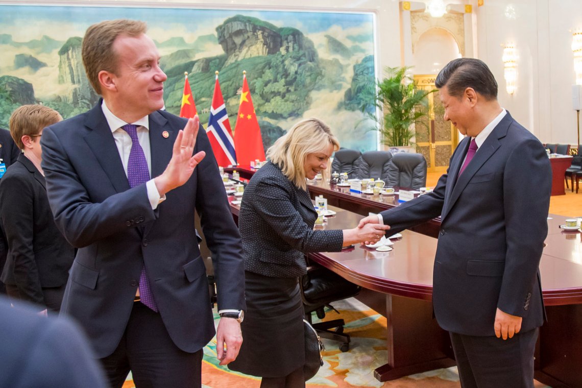 MUTIANYU, KINA 20170410.
Næringsminister Monica Mæland og utenriksminister Børge Brende hilser på president Xi Jinping i Folkets store hall etter et historisk møte i Beijing mandag. Statsminister Erna Solberg har vært på offisielt besøk til Kina der gjenopptakelse av politisk og økonomisk samarbeid med Kina er hovedformålet med besøket.
Foto: Heiko Junge / NTB scanpix MUTIANYU, KINA 20170410.
Næringsminister Monica Mæland og utenriksminister Børge Brende hilser på president Xi Jinping i Folkets store hall etter et historisk møte i Beijing mandag. Statsminister Erna Solberg har vært på offisielt besøk til Kina der gjenopptakelse av politisk og økonomisk samarbeid med Kina er hovedformålet med besøket.
Foto: Heiko Junge / NTB scanpix