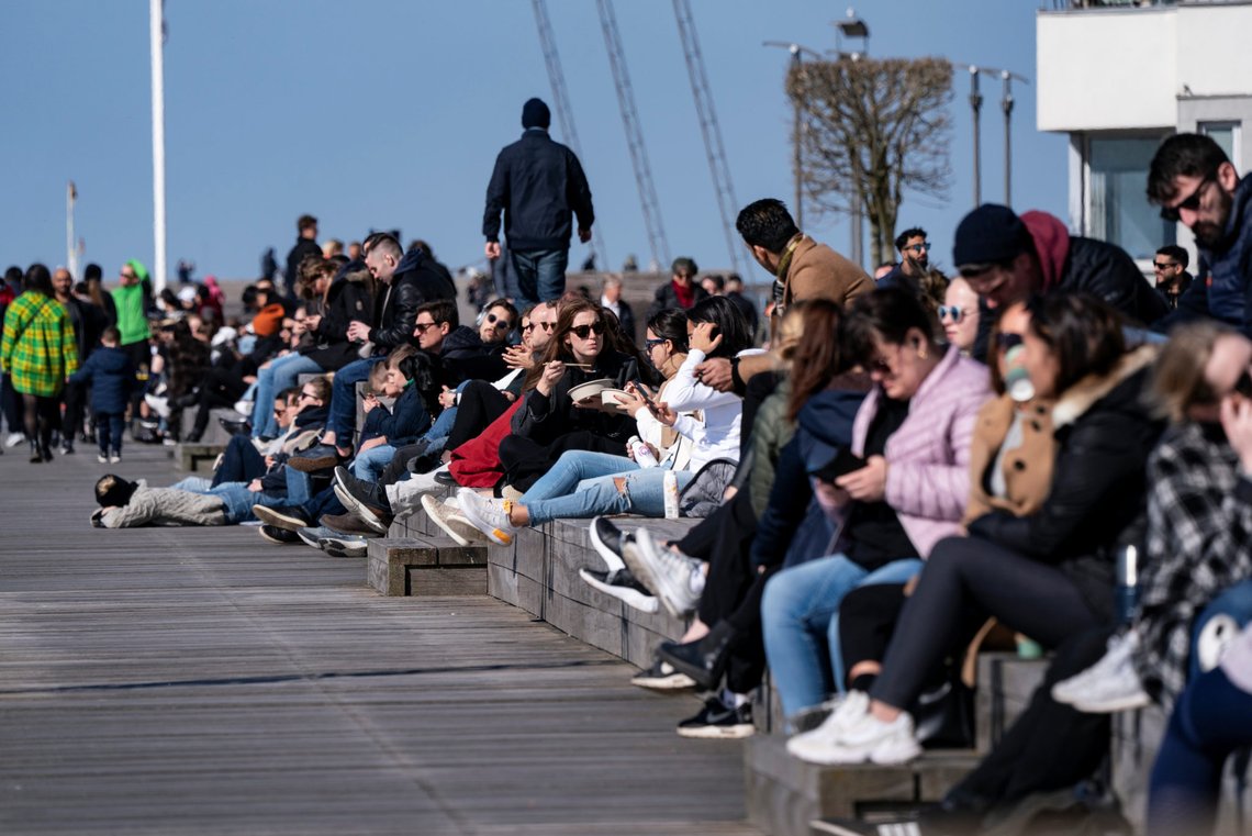 People enjoy the sun, as the spread of the coronavirus disease (COVID-19) continues, in Malmo, Sweden April 5, 2020. TT News Agency/Johan Nilsson via REUTERS ATTENTION EDITORS - THIS IMAGE WAS PROVIDED BY A THIRD PARTY. SWEDEN OUT. NO COMMERCIAL OR EDITORIAL SALES IN SWEDEN. People enjoy the sun, as the spread of the coronavirus disease (COVID-19) continues, in Malmo, Sweden April 5, 2020. TT News Agency/Johan Nilsson via REUTERS ATTENTION EDITORS - THIS IMAGE WAS PROVIDED BY A THIRD PARTY. SWEDEN OUT. NO COMMERCIAL OR EDITORIAL SALES IN SWEDEN.