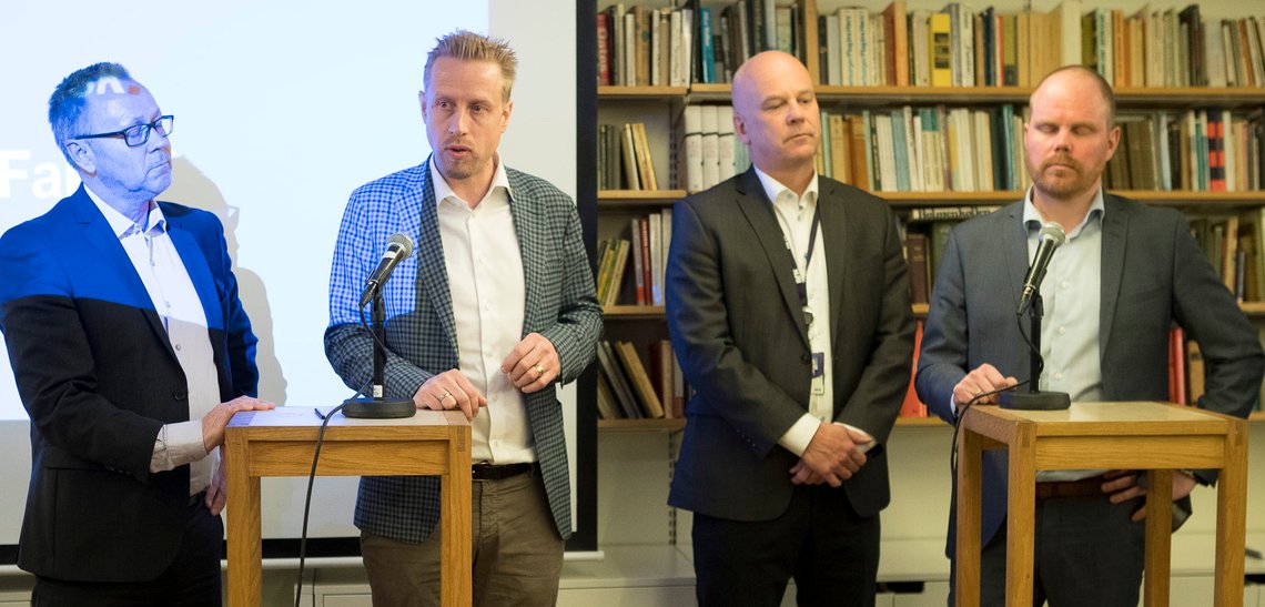 Oslo 20170321.
Historisk samarbeid mellom VG, Dagbladet og NRK.
(f.v.) John Arne Markussen i Dagbladet, Gravejournalist Kristoffer Egeberg, kringkastingssjef Thor Gjermund Eriksen, og Sjefredaktørene Gard Steiro i VG presenterer samarbeidet for å bekjempe falske nyheter på Litteraturhuset tirsdag ettermiddag.
Foto: Torstein Bøe / NTB scanpix Oslo 20170321.
Historisk samarbeid mellom VG, Dagbladet og NRK.
(f.v.) John Arne Markussen i Dagbladet, Gravejournalist Kristoffer Egeberg, kringkastingssjef Thor Gjermund Eriksen, og Sjefredaktørene Gard Steiro i VG presenterer samarbeidet for å bekjempe falske nyheter på Litteraturhuset tirsdag ettermiddag.
Foto: Torstein Bøe / NTB scanpix