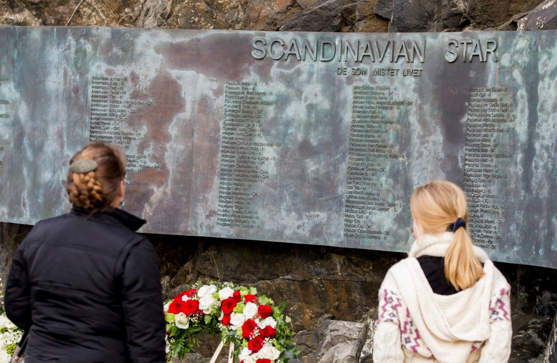 Oslo 20150407.
Mennesker ser på Scandinavian Star-minnetavlen før en minnemarkering på Akershuskaia i Oslo tirsdag ettermiddag, i forbindelse med 25-årsdagen for brannen på Scandinavian Star.
Foto: Vegard Wivestad Grøtt / NTB scanpix Oslo 20150407.
Mennesker ser på Scandinavian Star-minnetavlen før en minnemarkering på Akershuskaia i Oslo tirsdag ettermiddag, i forbindelse med 25-årsdagen for brannen på Scandinavian Star.
Foto: Vegard Wivestad Grøtt / NTB scanpix