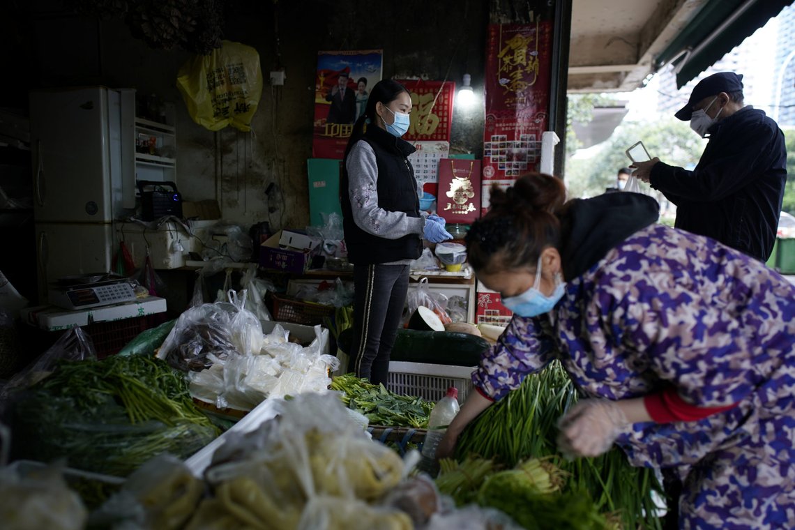 People wearing face masks buy vegetables at a street market in Wuhan, Hubei province, the epicentre of China's novel coronavirus disease (COVID-19) outbreak, April 6, 2020. RUETERS/Aly Song People wearing face masks buy vegetables at a street market in Wuhan, Hubei province, the epicentre of China's novel coronavirus disease (COVID-19) outbreak, April 6, 2020. RUETERS/Aly Song