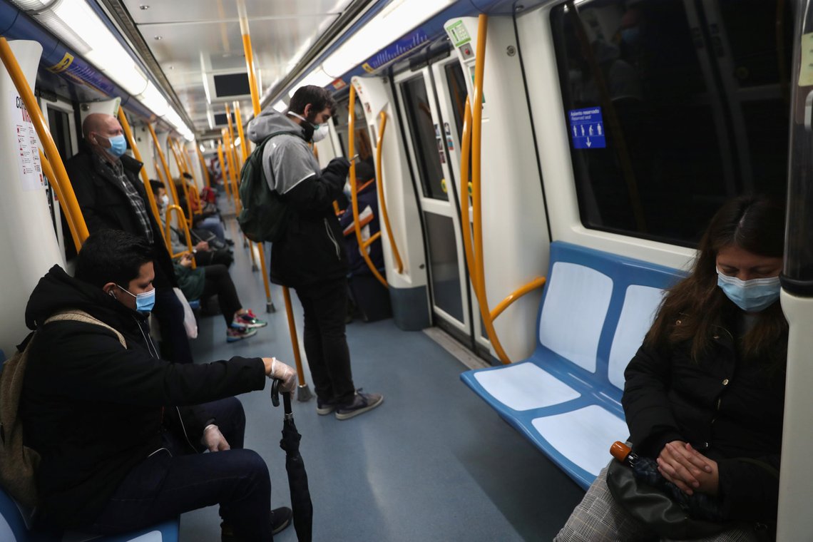 Passengers keep social distance as they ride the metro during the lockdown amid the coronavirus disease (COVID-19) outbreak in Madrid, Spain, April 13, 2020. REUTERS/Susana Vera Passengers keep social distance as they ride the metro during the lockdown amid the coronavirus disease (COVID-19) outbreak in Madrid, Spain, April 13, 2020. REUTERS/Susana Vera