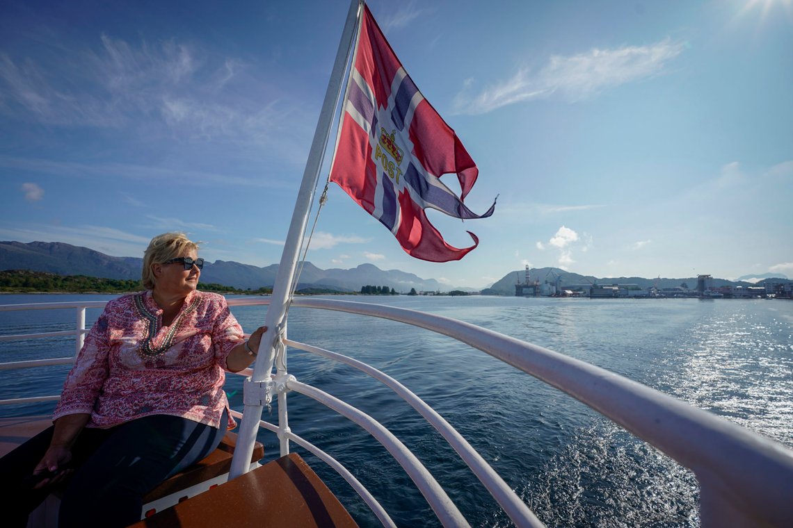 Florø 20190802.
Statsminister Erna Solberg nyter utsikten fra veteranbåter Atløy på turen fra Florø til Svelgen under hennes valgkamp turné på Vestlandet. I bakgrunnen er borerigg Scarabeo 5 som ligger i opplag i Florø.
Foto: Heiko Junge / NTB scanpix Florø 20190802.
Statsminister Erna Solberg nyter utsikten fra veteranbåter Atløy på turen fra Florø til Svelgen under hennes valgkamp turné på Vestlandet. I bakgrunnen er borerigg Scarabeo 5 som ligger i opplag i Florø.
Foto: Heiko Junge / NTB scanpix