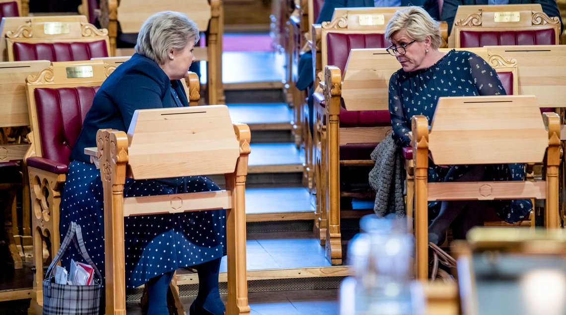 Oslo 20191127.
Statsminister Erna Solberg (H) og Siv Jensen (Frp) under finansdebatten i Stortinget der også mistillitsforslaget fra Rødt mot arbeidsminister Anniken Hauglie (H) blir tatt opp.
Foto: Stian Lysberg Solum / NTB scanpix Oslo 20191127.
Statsminister Erna Solberg (H) og Siv Jensen (Frp) under finansdebatten i Stortinget der også mistillitsforslaget fra Rødt mot arbeidsminister Anniken Hauglie (H) blir tatt opp.
Foto: Stian Lysberg Solum / NTB scanpix