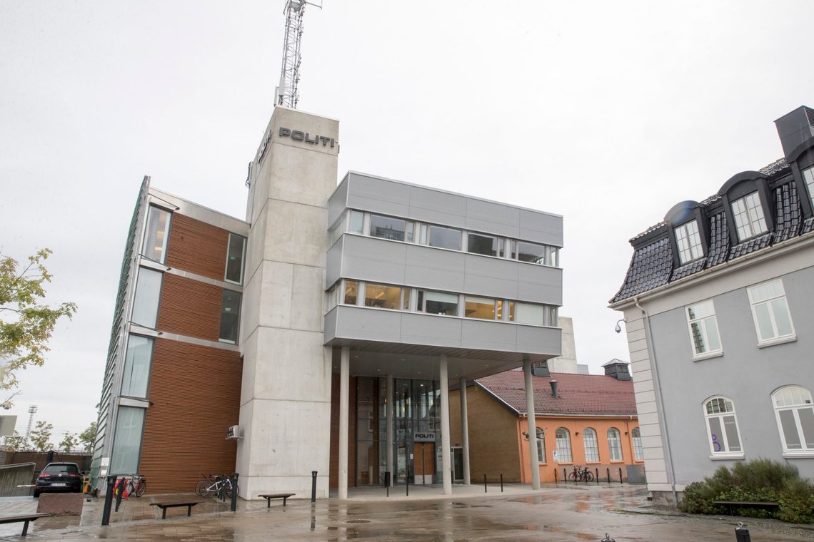 Trondheim 20180918.
To personer ble drept under en voldshandling i Trondheim mandag. Den antatte gjerningsmannen ble skutt i foten av politiet. Politihuset i Trondheim sentrum der politiet jobber på spreng.
Foto: Terje Pedersen / NTB scanpix Trondheim 20180918.
To personer ble drept under en voldshandling i Trondheim mandag. Den antatte gjerningsmannen ble skutt i foten av politiet. Politihuset i Trondheim sentrum der politiet jobber på spreng.
Foto: Terje Pedersen / NTB scanpix