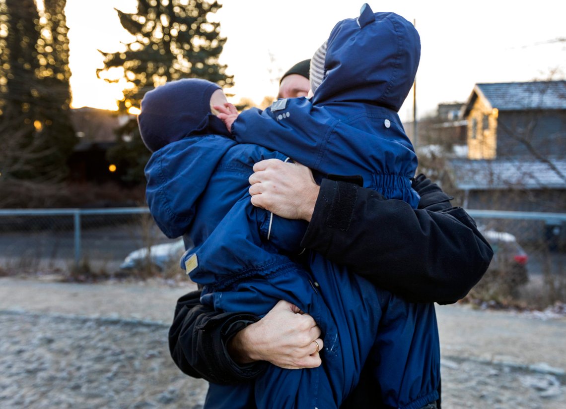 Oslo 20181206.
Illustrasjonsbilder, barnehage.
barn, pappa, forelder, foreldre,levering barnehage, lue, vinter, høst, kaldt, kjeledress, omsorg, familie, bære, holde, klem, brødre, sloss, kaving, stress, mas
Modellklarert til redaksjonell bruk.
Foto: Gorm Kallestad / NTB scanpix Oslo 20181206.
Illustrasjonsbilder, barnehage.
barn, pappa, forelder, foreldre,levering barnehage, lue, vinter, høst, kaldt, kjeledress, omsorg, familie, bære, holde, klem, brødre, sloss, kaving, stress, mas
Modellklarert til redaksjonell bruk.
Foto: Gorm Kallestad / NTB scanpix