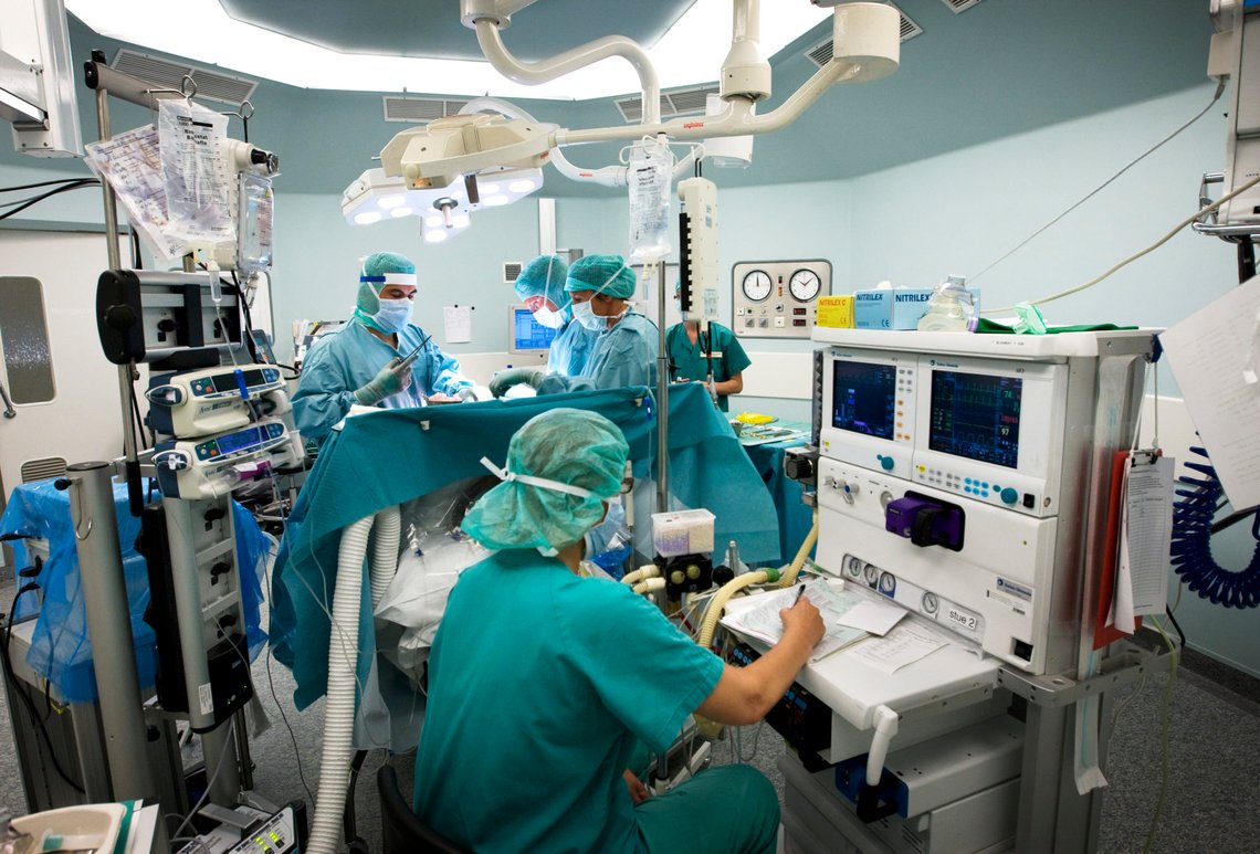 TRONDHEIM 20080701:
Kirurgisk inngrep på operasjonsstue på St. Olavs Hospital i Trondheim. Leger og sykepleiere i dyp konsentrasjon. Operasjon. Kirurger.
Foto: Gorm Kallestad / SCANPIX
NB! Modellklarert til redaksjonell illustrasjonsbruk TRONDHEIM 20080701:
Kirurgisk inngrep på operasjonsstue på St. Olavs Hospital i Trondheim. Leger og sykepleiere i dyp konsentrasjon. Operasjon. Kirurger.
Foto: Gorm Kallestad / SCANPIX
NB! Modellklarert til redaksjonell illustrasjonsbruk