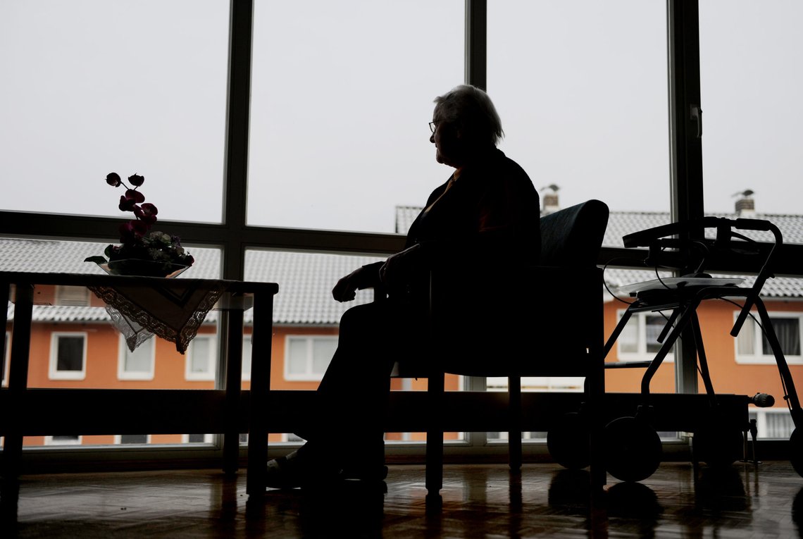 Gammel kvinne sitter på en stol og ser ut av vinduet. Alderdom. Tiden går. Tiden flyr. Årene går. Bli gammel. Eldes. På sykehjem. Gamlehjem. Tenker. Undrer. Savn. Savner. Ensom. Trist.
Senior woman is sitting on a chair looking out of the window.
Foto: Frank May / NTB scanpix
NB! MODELLKLARERT Gammel kvinne sitter på en stol og ser ut av vinduet. Alderdom. Tiden går. Tiden flyr. Årene går. Bli gammel. Eldes. På sykehjem. Gamlehjem. Tenker. Undrer. Savn. Savner. Ensom. Trist.
Senior woman is sitting on a chair looking out of the window.
Foto: Frank May / NTB scanpix
NB! MODELLKLARERT