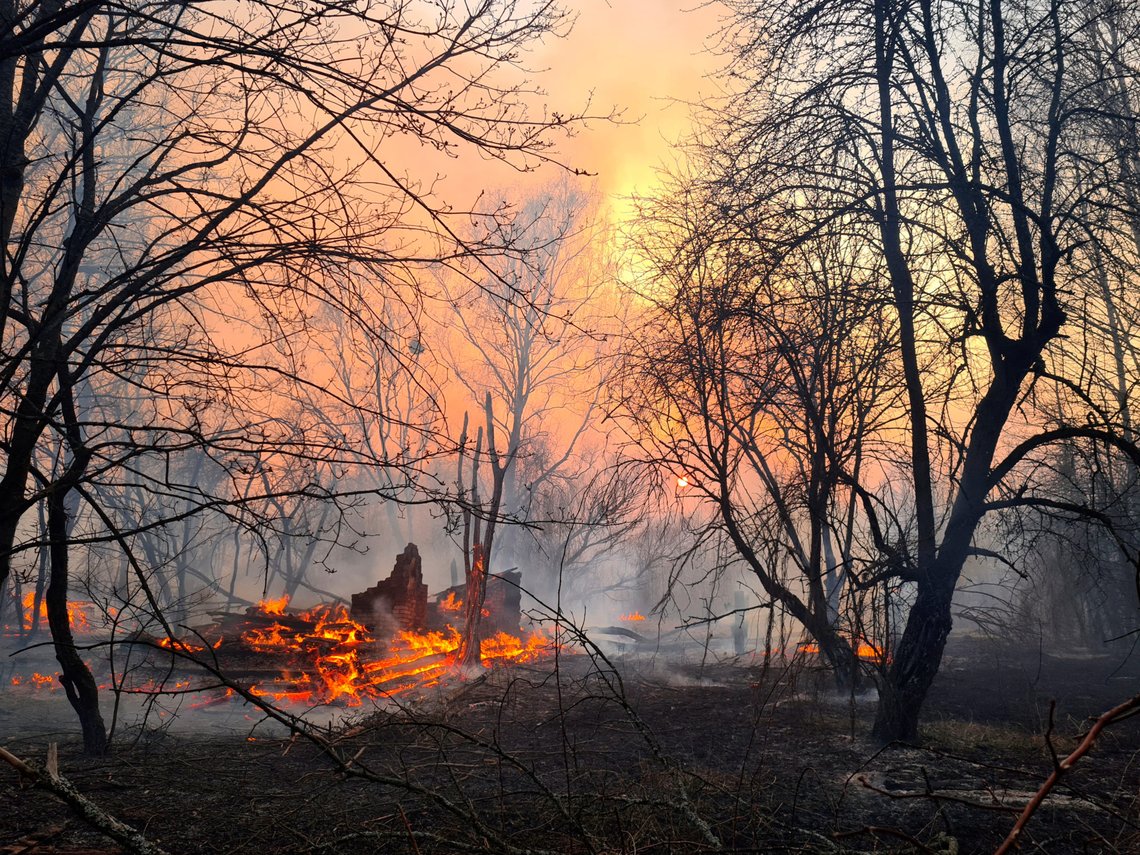 A fire burns in the exclusion zone around the Chernobyl nuclear power plant, outside the village of Rahivka, Ukraine April 5, 2020. Picture taken April 5, 2020. REUTERS/Yaroslav Yemelianenko A fire burns in the exclusion zone around the Chernobyl nuclear power plant, outside the village of Rahivka, Ukraine April 5, 2020. Picture taken April 5, 2020. REUTERS/Yaroslav Yemelianenko