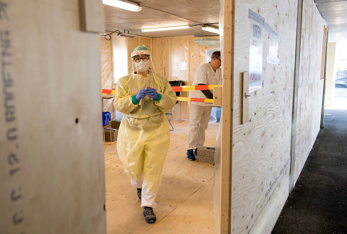 Bergen 20200330.
Ansatte blir testet mot koronavirus når de kommer kjørende til Haukeland universitetssykehus.
Foto: Marit Hommedal / NTB scanpix Bergen 20200330.
Ansatte blir testet mot koronavirus når de kommer kjørende til Haukeland universitetssykehus.
Foto: Marit Hommedal / NTB scanpix
