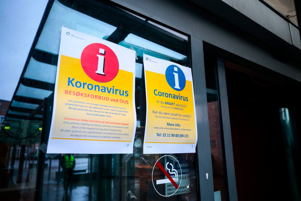 Oslo 20200315.
Oslo universitetssykehus, Rikshospitalet. Koronavirus hindrer folk å besøke pasienter, og har innført besøksforbud ved OUS. Vakter passer på at ingen bryter forbudet.
Foto: Lise Åserud / NTB scanpix Oslo 20200315.
Oslo universitetssykehus, Rikshospitalet. Koronavirus hindrer folk å besøke pasienter, og har innført besøksforbud ved OUS. Vakter passer på at ingen bryter forbudet.
Foto: Lise Åserud / NTB scanpix