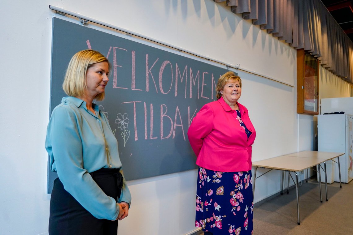 Oslo 20200427.
Statsminister Erna Solberg (H) og kunnskapsminister Guri Melby (V) besøker Ellingsrudåsen skole i Oslo mandag. Her får de møte elever på barnetrinnet som har startet på skolen igjen etter seks uker med hjemmeskole. POOL.
Foto: Håkon Mosvold Larsen / NTB scanpix Oslo 20200427.
Statsminister Erna Solberg (H) og kunnskapsminister Guri Melby (V) besøker Ellingsrudåsen skole i Oslo mandag. Her får de møte elever på barnetrinnet som har startet på skolen igjen etter seks uker med hjemmeskole. POOL.
Foto: Håkon Mosvold Larsen / NTB scanpix