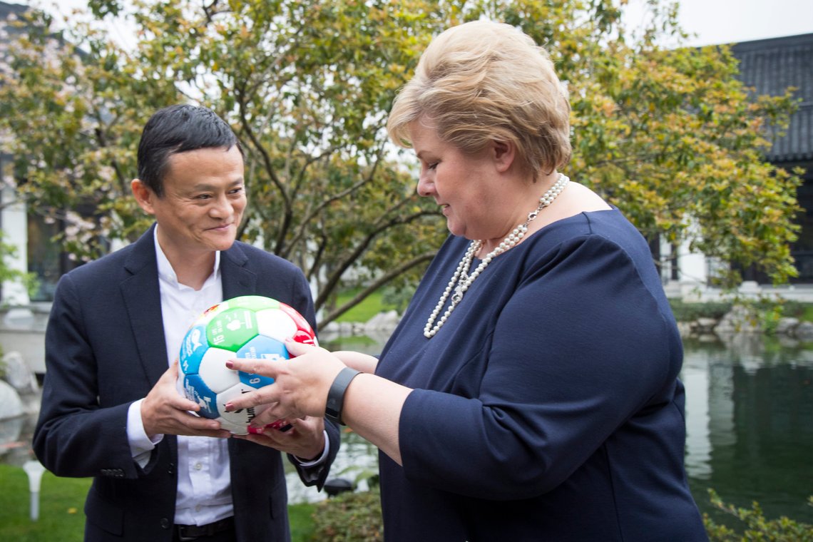 HANGZHOU, KINA 20170409.
Statsminister Erna Solberg møtte søndag den høyprofilerte kinesiske gründeren og næringslivslederen Jack Ma på Alibabas hovedkvarter i Hangzhou. Alibaba er verdens største selskap for handel på nett. Solberg hadde med seg en fotball med FNs 17 bærekraftsmål i gave til Ma.
Foto: Heiko Junge / NTB scanpix HANGZHOU, KINA 20170409.
Statsminister Erna Solberg møtte søndag den høyprofilerte kinesiske gründeren og næringslivslederen Jack Ma på Alibabas hovedkvarter i Hangzhou. Alibaba er verdens største selskap for handel på nett. Solberg hadde med seg en fotball med FNs 17 bærekraftsmål i gave til Ma.
Foto: Heiko Junge / NTB scanpix