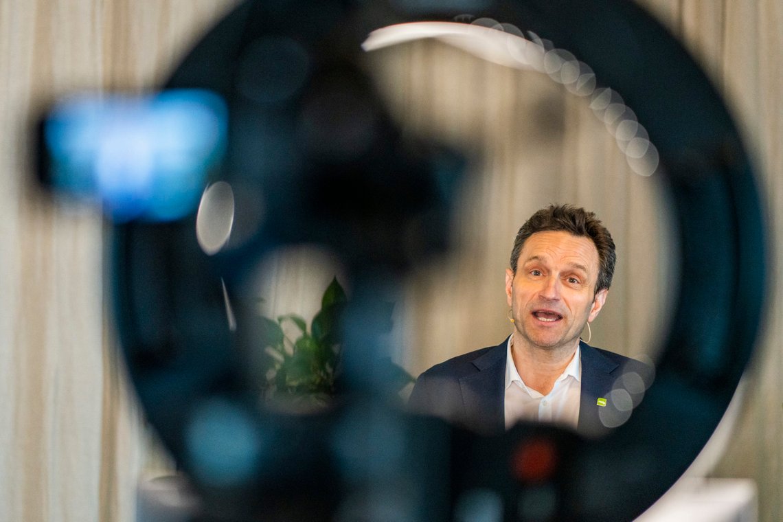Oslo 20200425.
Nasjonal talsperson i MdG Arild Hermstad holder landsmøtetale via den digitale møteplattformen Zoom fra et møterom på Stortinget i Oslo lørdag.
På grunn av den pågående korona-pandemien kan ikke partiet møtes fysisk og hele landsmøtet avholdes digitalt.
Foto: Håkon Mosvold Larsen / NTB scanpix Oslo 20200425.
Nasjonal talsperson i MdG Arild Hermstad holder landsmøtetale via den digitale møteplattformen Zoom fra et møterom på Stortinget i Oslo lørdag.
På grunn av den pågående korona-pandemien kan ikke partiet møtes fysisk og hele landsmøtet avholdes digitalt.
Foto: Håkon Mosvold Larsen / NTB scanpix