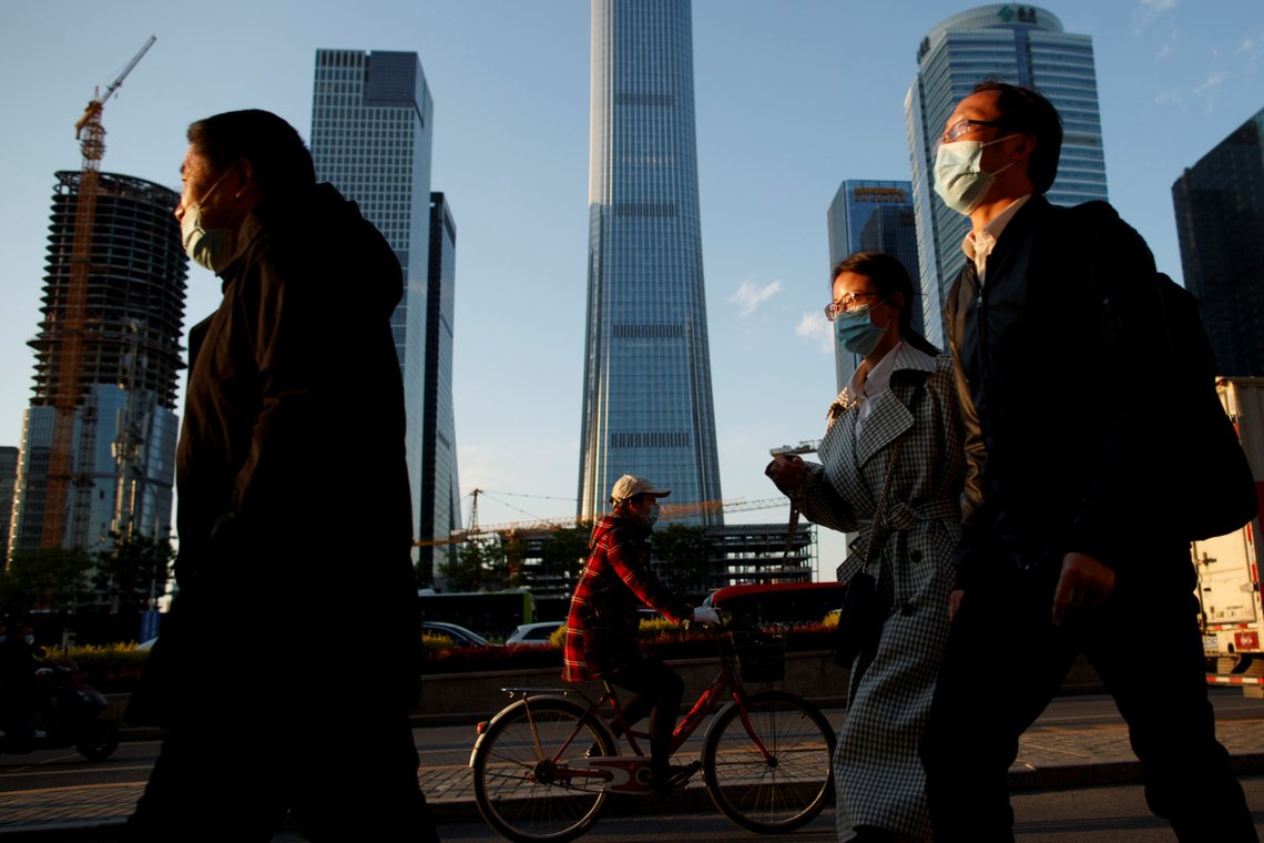 People wear protective masks as they leave work during evening rush hour in Beijing as the spread of the novel coronavirus disease (COVID-19) continues, China April 20, 2020. REUTERS/Thomas Peter People wear protective masks as they leave work during evening rush hour in Beijing as the spread of the novel coronavirus disease (COVID-19) continues, China April 20, 2020. REUTERS/Thomas Peter