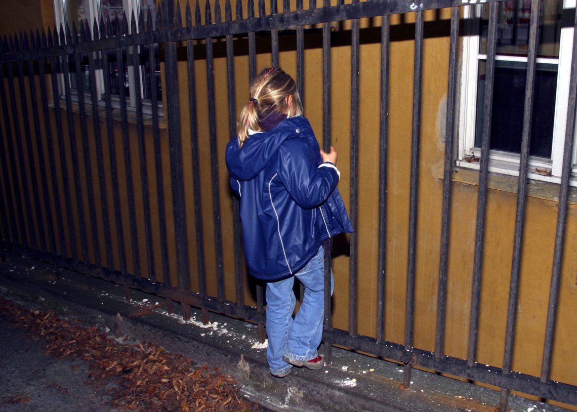 Fortvilet jente. Står alene og ensom utenfor et hus. Blitt mobbet. Krangling. Familiekonflikt. Frykt. Barndom. Trist.
FOTO: SCANPIX
- - MODEL RELEASED - MODELLKLARERT - - Fortvilet jente. Står alene og ensom utenfor et hus. Blitt mobbet. Krangling. Familiekonflikt. Frykt. Barndom. Trist.
FOTO: SCANPIX
- - MODEL RELEASED - MODELLKLARERT - -