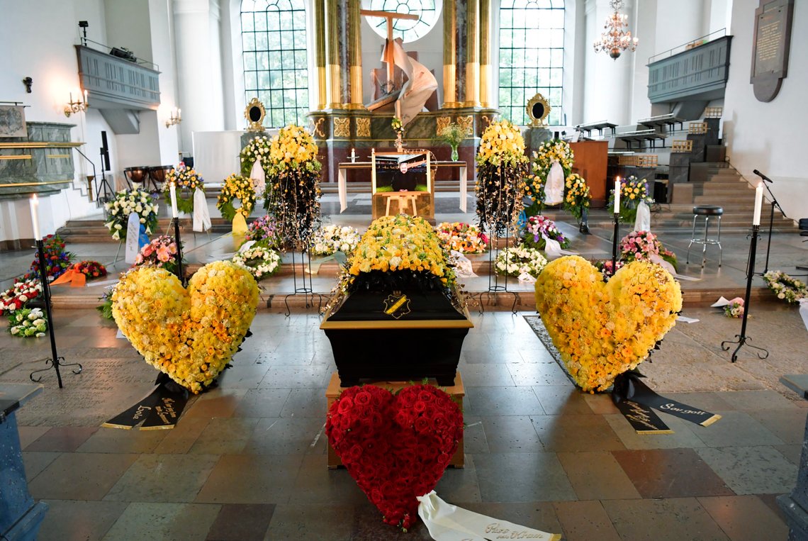 STOCKHOLM, SVERIGE 20190626.
Blomsterarrangemang runt kistan vid förra UEFA-presidenten Lennart Johanssons begravning i Katarina kyrka.
Foto: Anders Wiklund/TT / NTB scanpix STOCKHOLM, SVERIGE 20190626.
Blomsterarrangemang runt kistan vid förra UEFA-presidenten Lennart Johanssons begravning i Katarina kyrka.
Foto: Anders Wiklund/TT / NTB scanpix